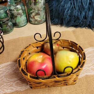 Vintage metal and wicker basket comes with apples 11×6 great condi